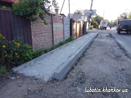 У місті продовжується ремонт дорожнього покриття та будівництво тротуарів.