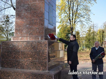 З нагоди 76 річниці визволення України від нацистських загарбників на  Меморіалі Слави до пам’ятника Невідомого солдату  відбулося покладання квітів