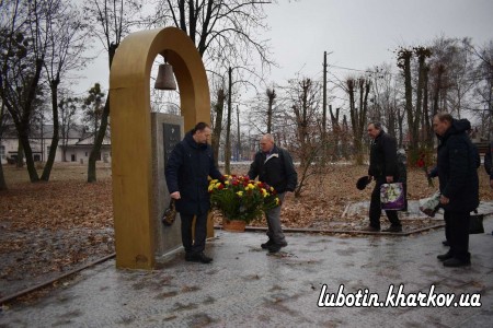 У місті Люботині до Дня вшанування пам’яті ліквідаторів аварії на Чорнобильській атомній електростанції біля пам’ятного знаку героям-чорнобильцям пройшло урочисте покладання квітів