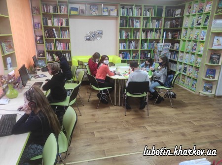 У Люботинській центральній дитячій бібліотеці пройшов майстер-клас по виготовленню новорічних прикрас «Ялинкові фантазії»!
