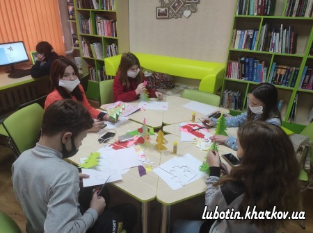 У Люботинській центральній дитячій бібліотеці пройшов майстер-клас по виготовленню новорічних прикрас «Ялинкові фантазії»!