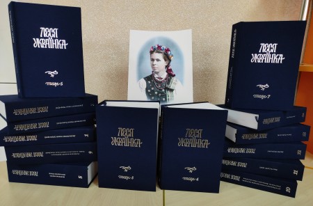 КЗ «Люботинська публічна бібліотека» отримала повне академічне зібрання творів Лесі Українки в 14 томах.