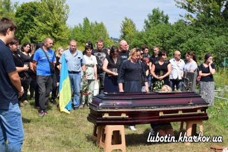 Сьогодні міська громада прощалася із загиблим захисником - 20 річним Героєм Микитою Буцьким.